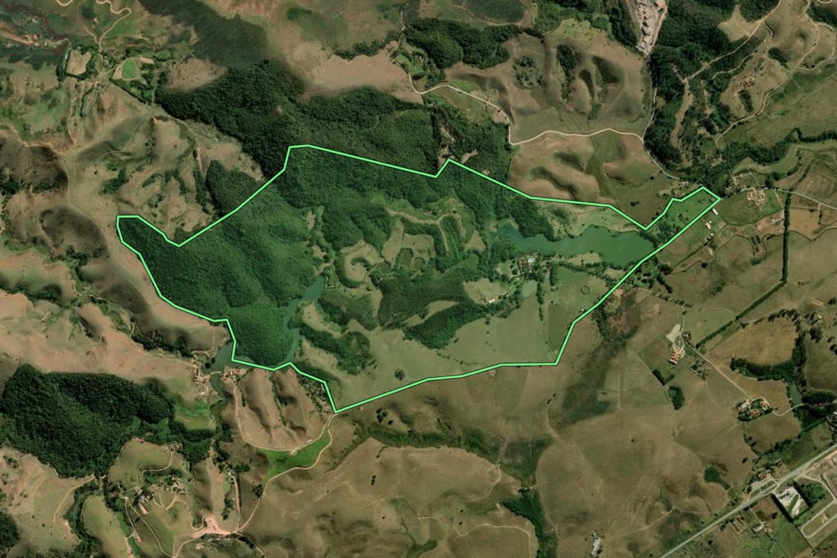 Imagem de satélite do imóvel rural em Tremembé (SP), com o contorno declarado no CAR desenhado por cima.