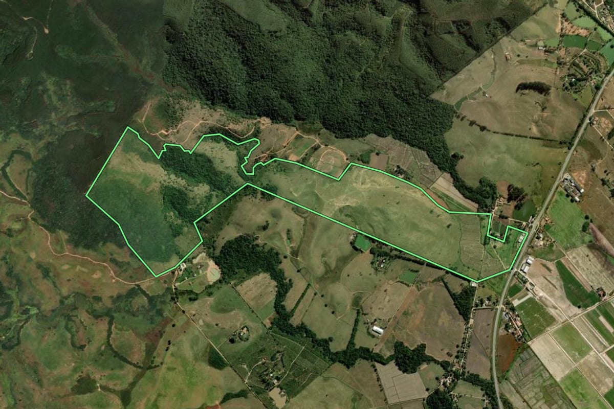 Imagem de satélite do imóvel rural em Tremembé (SP), com o contorno declarado no CAR desenhado por cima.