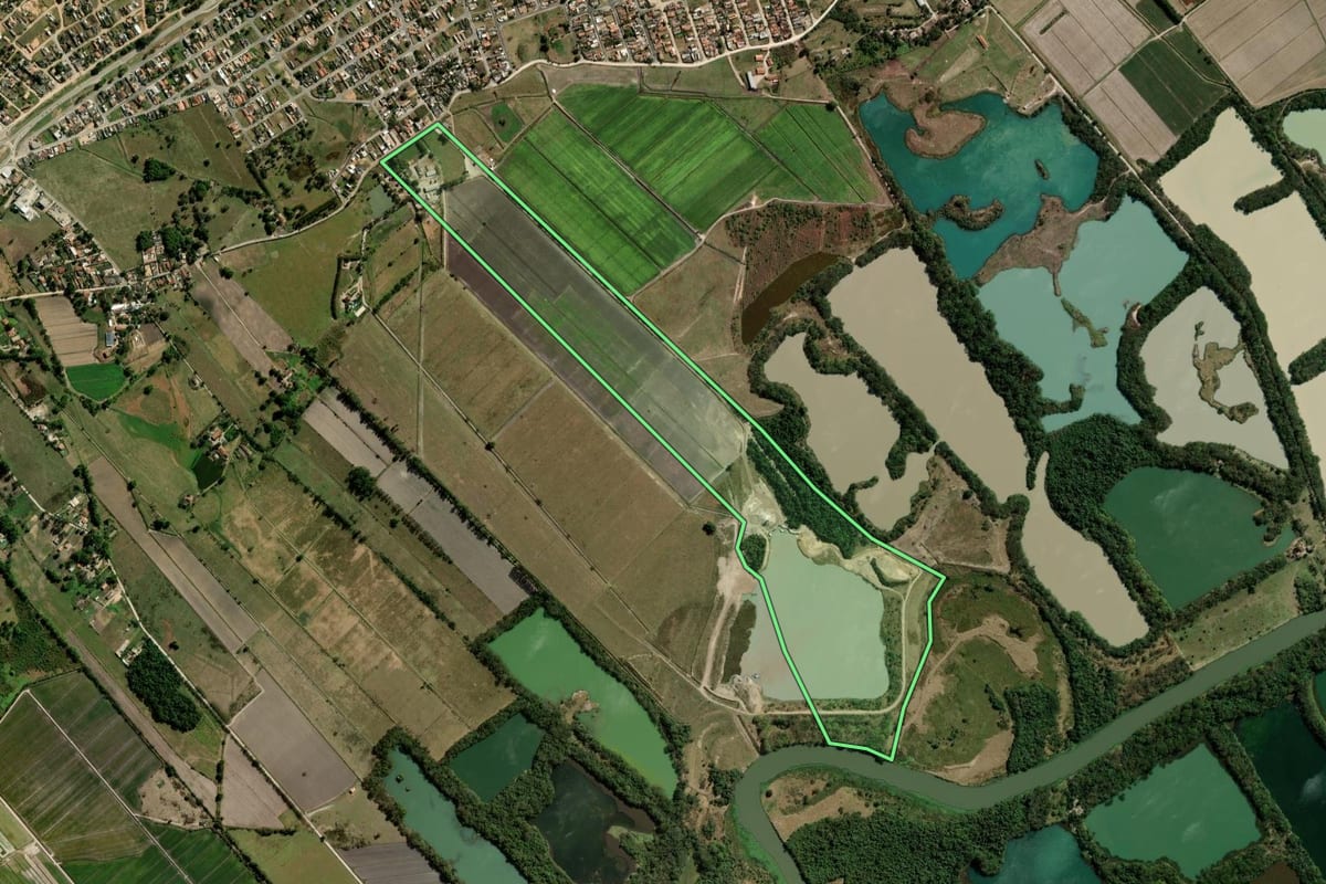 Imagem de satélite do imóvel rural em Tremembé (SP), com o contorno declarado no CAR desenhado por cima.