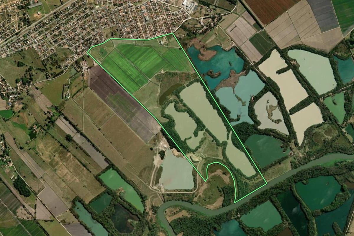 Imagem de satélite do imóvel rural em Tremembé (SP), com o contorno declarado no CAR desenhado por cima.