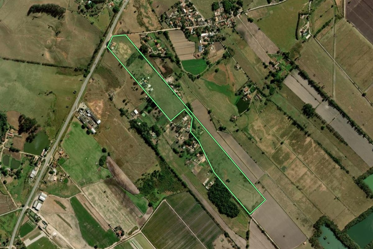 Imagem de satélite do imóvel rural em Tremembé (SP), com o contorno declarado no CAR desenhado por cima.