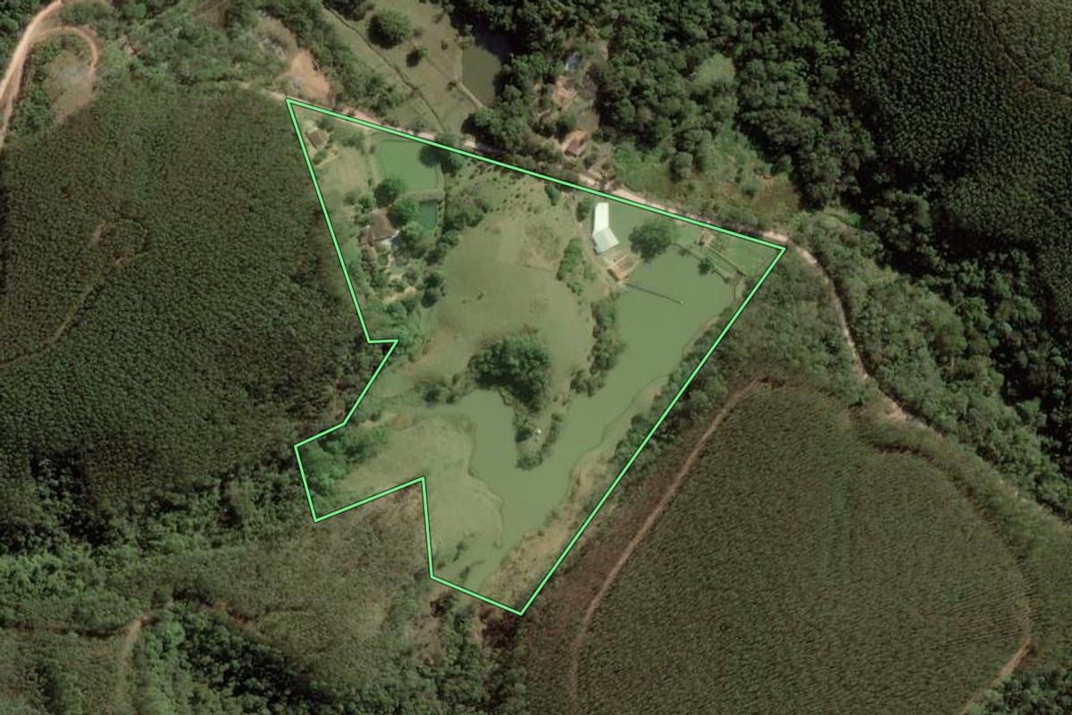 Imagem de satélite do imóvel rural em Tremembé (SP), com o contorno declarado no CAR desenhado por cima.