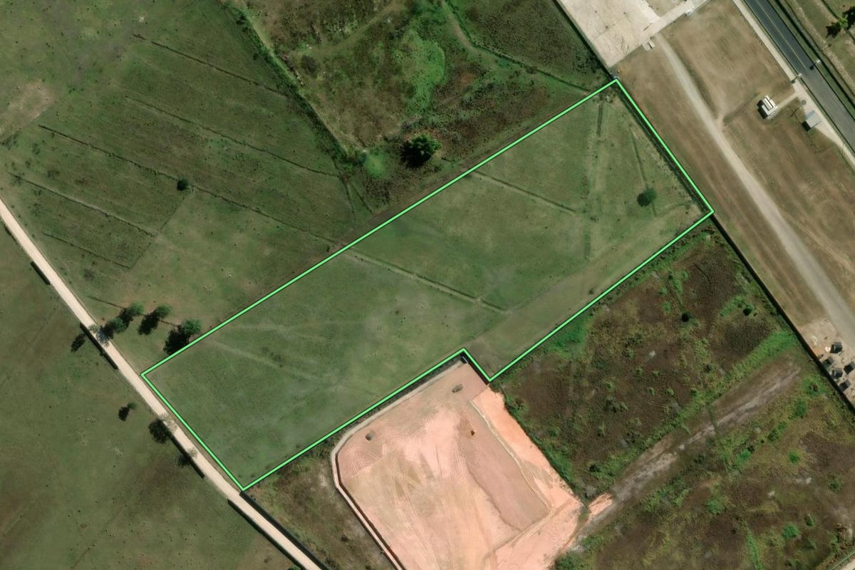 Imagem de satélite do imóvel rural em Tremembé (SP), com o contorno declarado no CAR desenhado por cima.