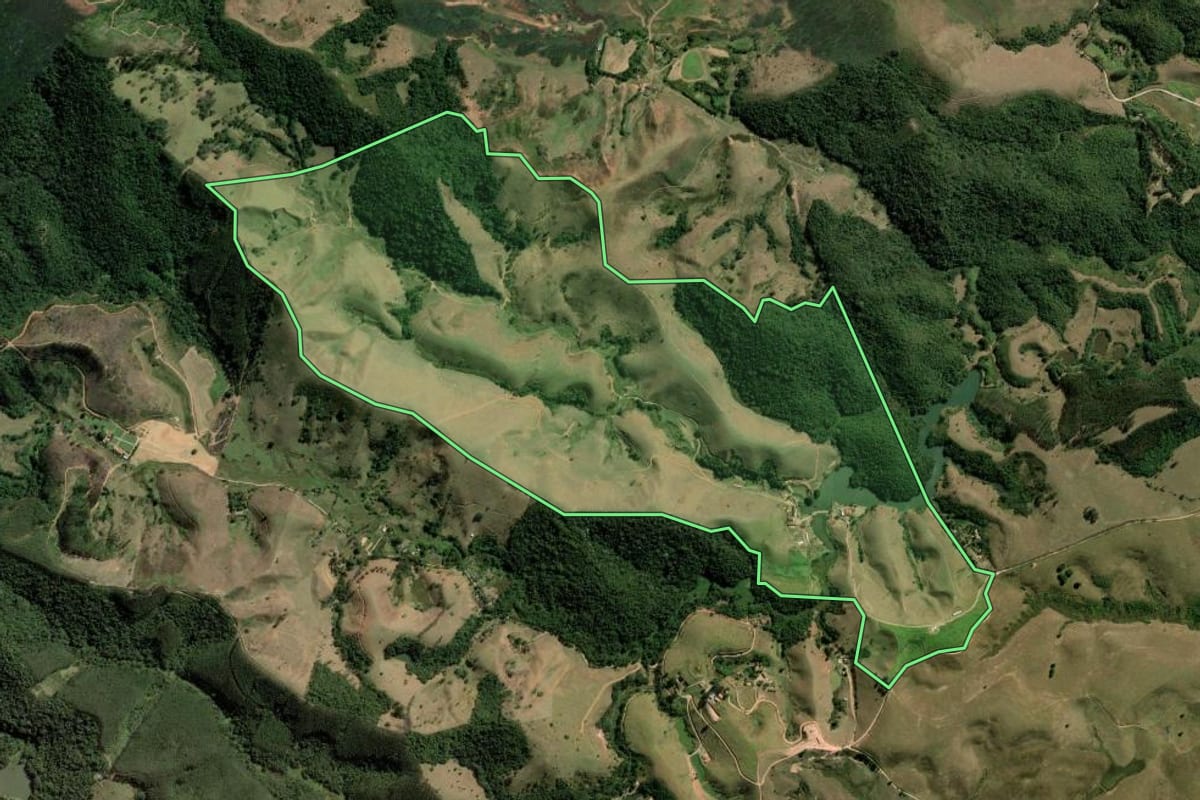 Imagem de satélite do imóvel rural em Tremembé (SP), com o contorno declarado no CAR desenhado por cima.