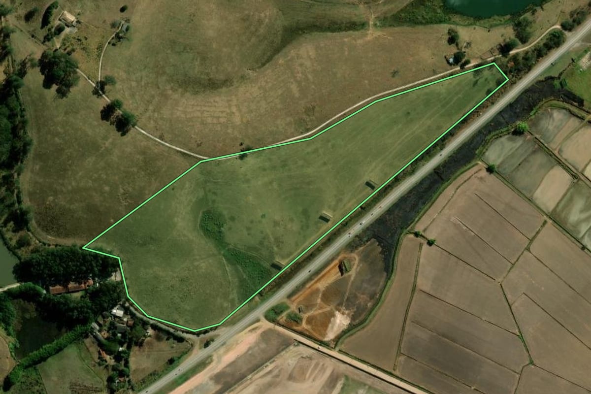 Imagem de satélite do imóvel rural em Tremembé (SP), com o contorno declarado no CAR desenhado por cima.