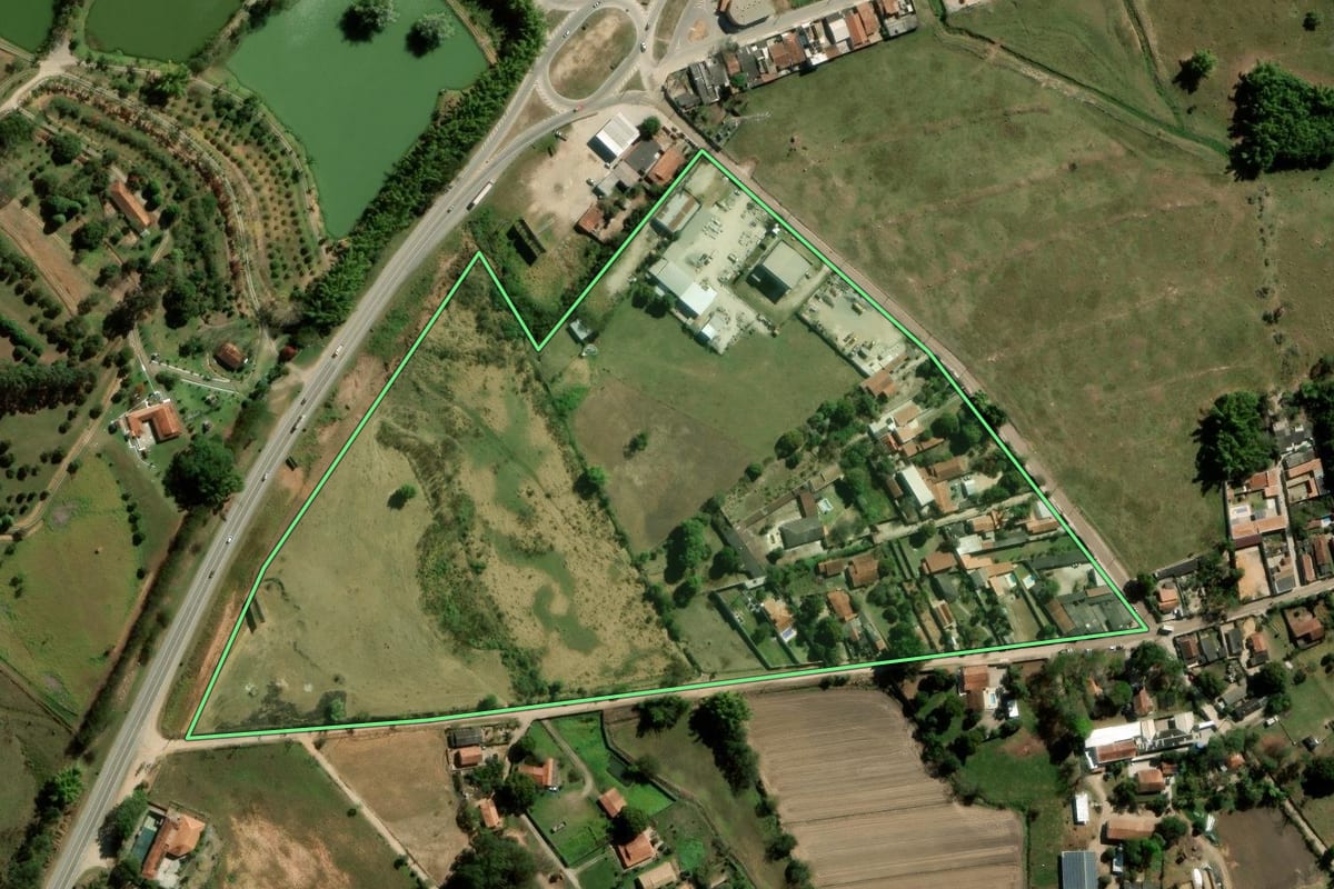 Imagem de satélite do imóvel rural em Tremembé (SP), com o contorno declarado no CAR desenhado por cima.