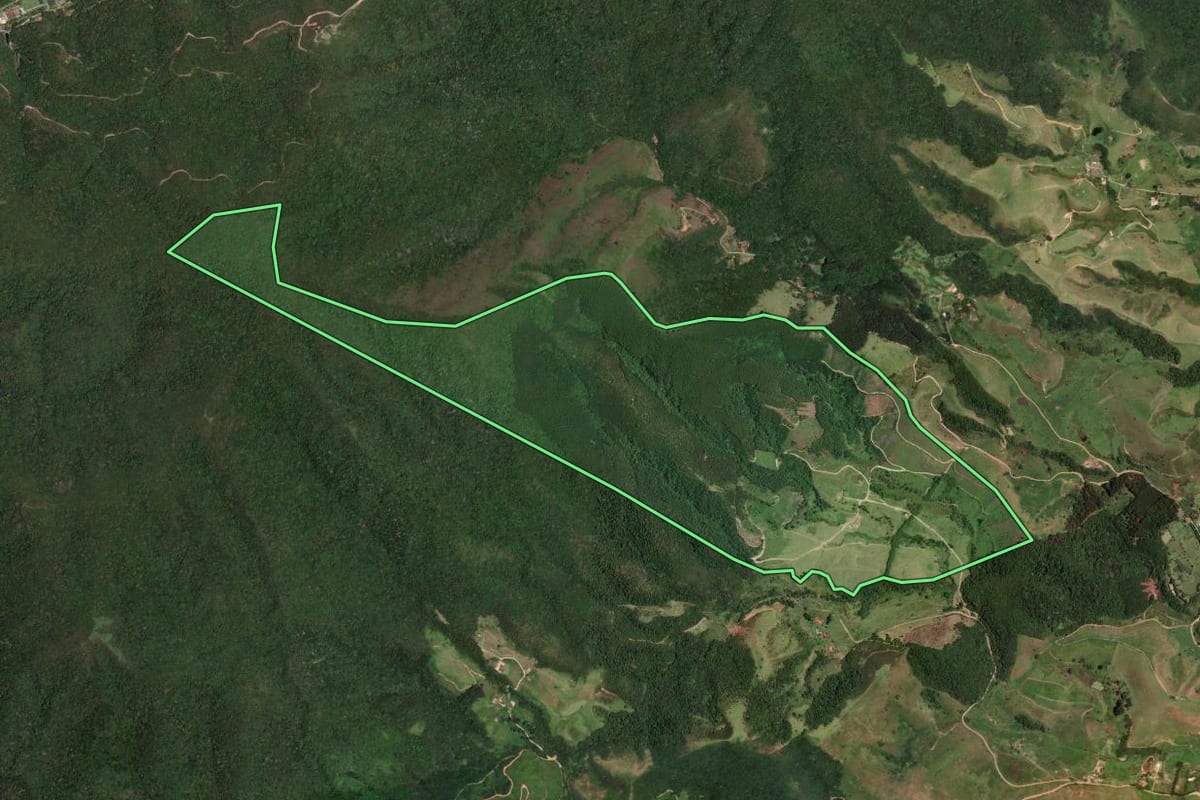Imagem de satélite do imóvel rural em Tremembé (SP), com o contorno declarado no CAR desenhado por cima.