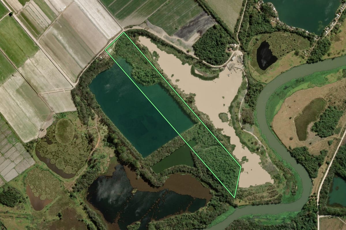Imagem de satélite do imóvel rural em Tremembé (SP), com o contorno declarado no CAR desenhado por cima.