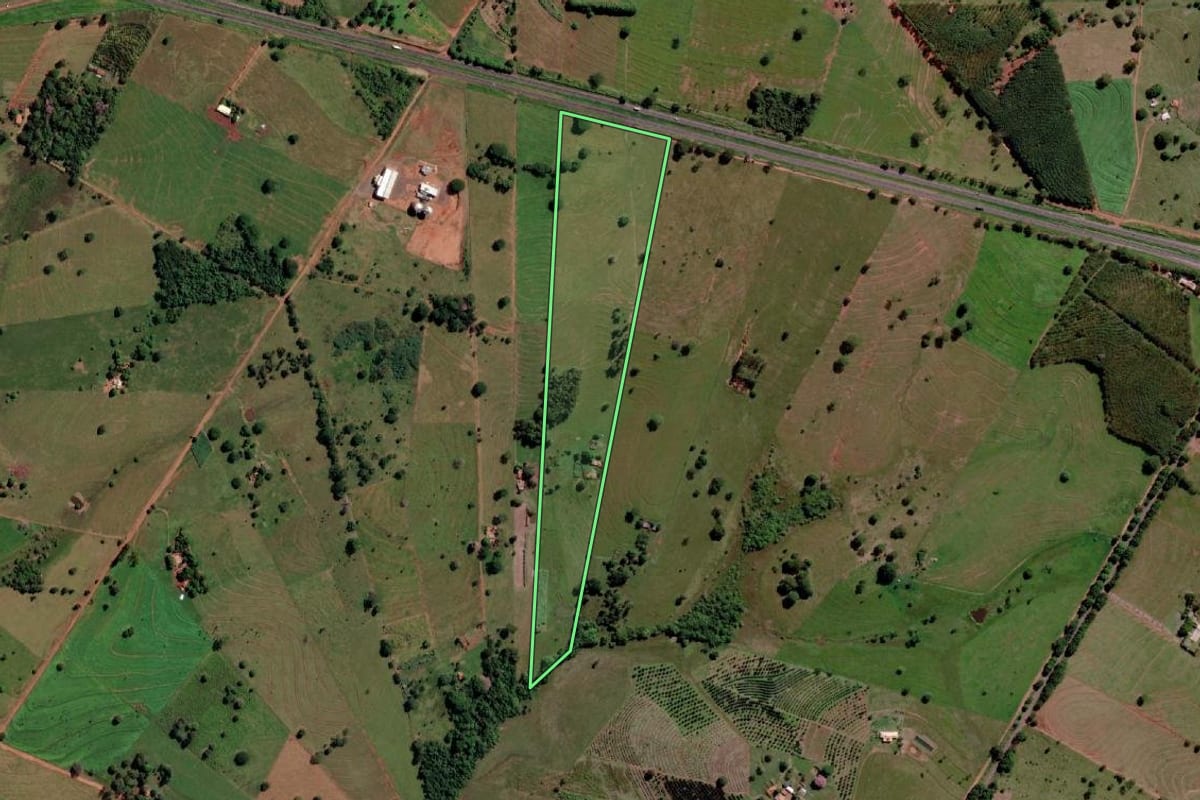 Imagem de satélite do imóvel rural em Três Fronteiras (SP), com o contorno declarado no CAR desenhado por cima.