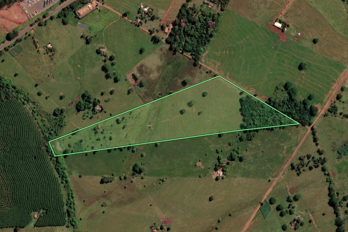 Imagem de satélite do imóvel rural em Três Fronteiras (SP), com o contorno declarado no CAR desenhado por cima.