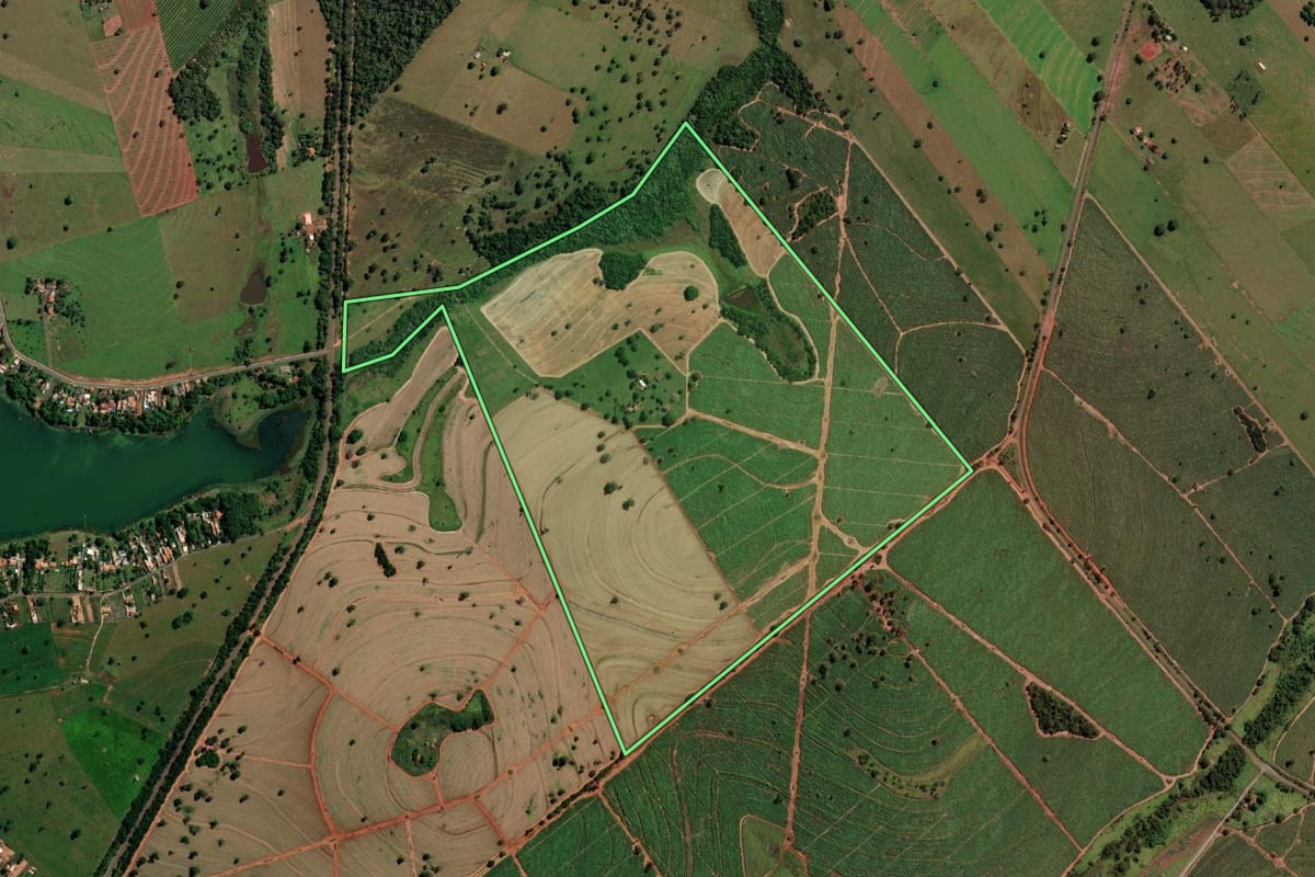 Imagem de satélite do imóvel rural em Três Fronteiras (SP), com o contorno declarado no CAR desenhado por cima.
