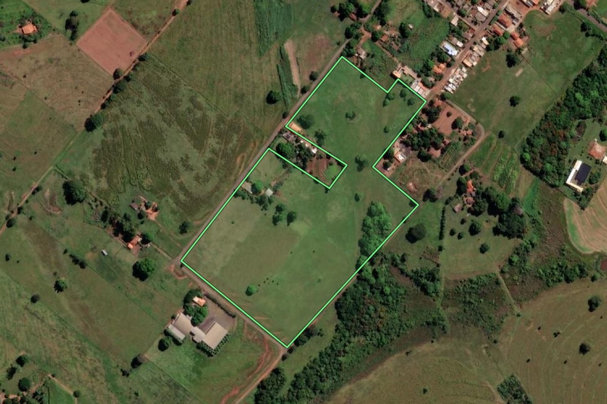 Imagem de satélite do imóvel rural em Três Fronteiras (SP), com o contorno declarado no CAR desenhado por cima.