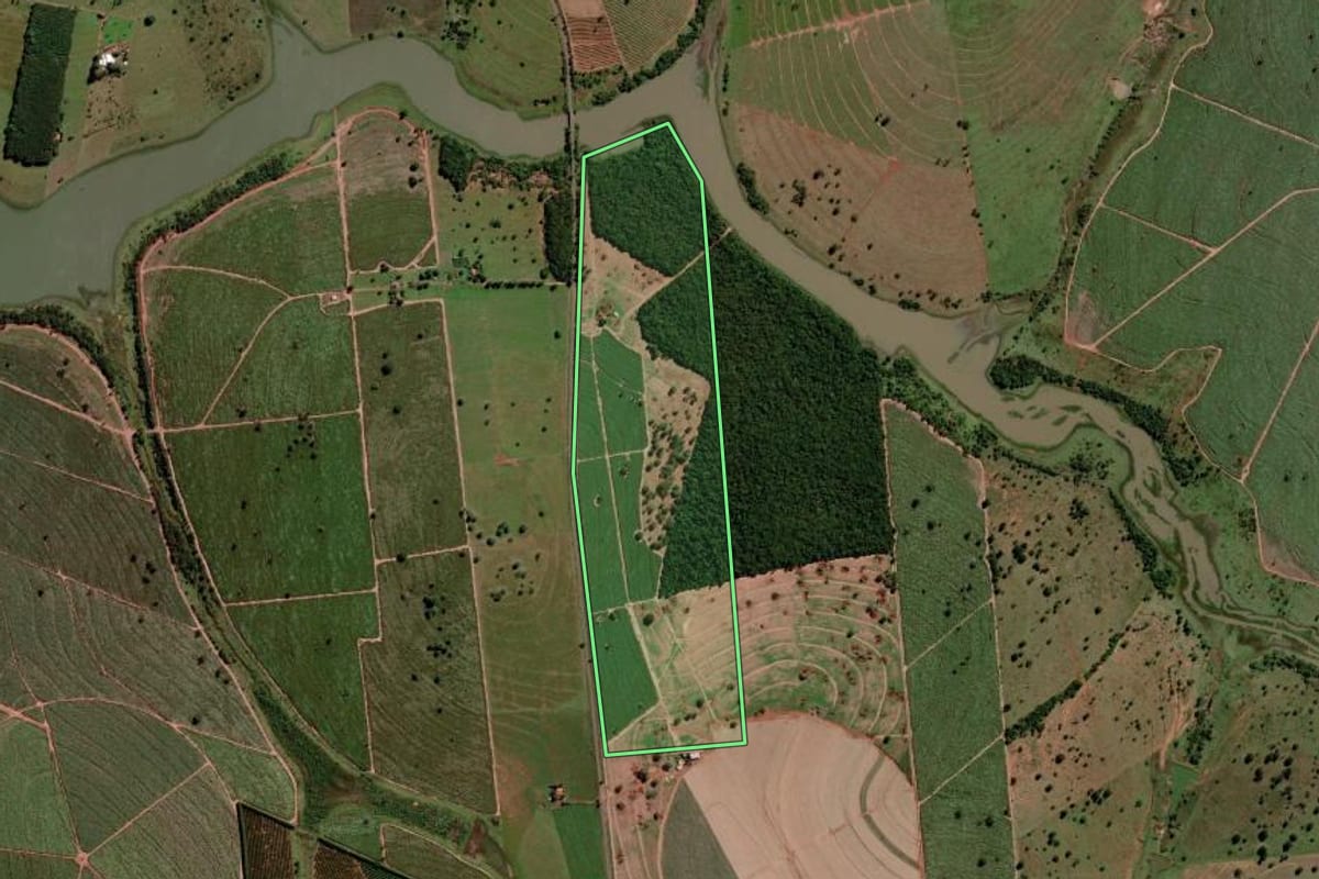 Imagem de satélite do imóvel rural em Três Fronteiras (SP), com o contorno declarado no CAR desenhado por cima.