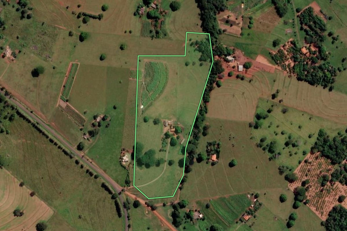 Imagem de satélite do imóvel rural em Três Fronteiras (SP), com o contorno declarado no CAR desenhado por cima.