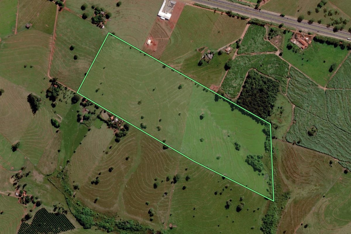 Imagem de satélite do imóvel rural em Três Fronteiras (SP), com o contorno declarado no CAR desenhado por cima.