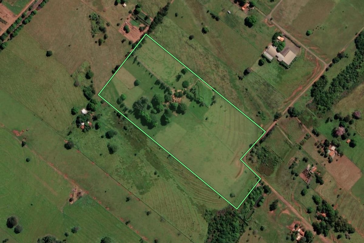 Imagem de satélite do imóvel rural em Três Fronteiras (SP), com o contorno declarado no CAR desenhado por cima.