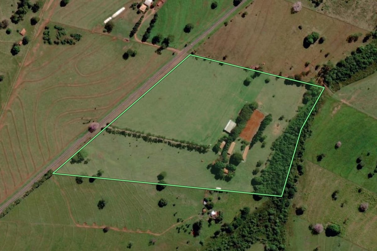 Imagem de satélite do imóvel rural em Três Fronteiras (SP), com o contorno declarado no CAR desenhado por cima.
