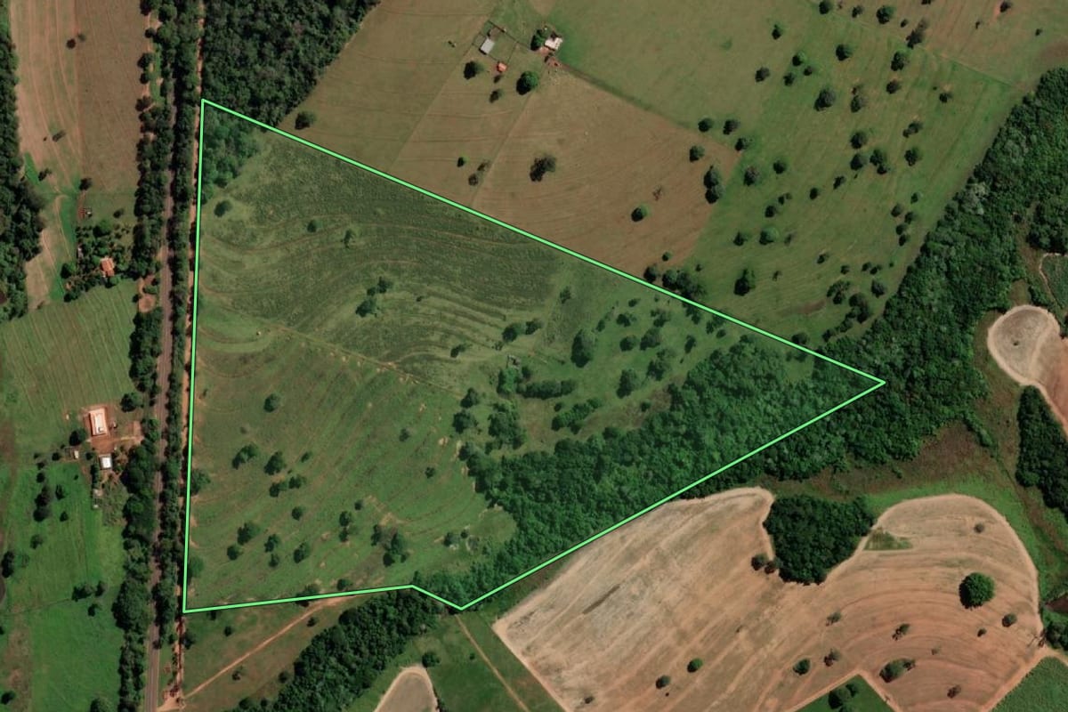 Imagem de satélite do imóvel rural em Três Fronteiras (SP), com o contorno declarado no CAR desenhado por cima.