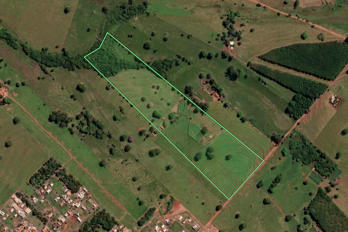 Imagem de satélite do imóvel rural em Três Fronteiras (SP), com o contorno declarado no CAR desenhado por cima.