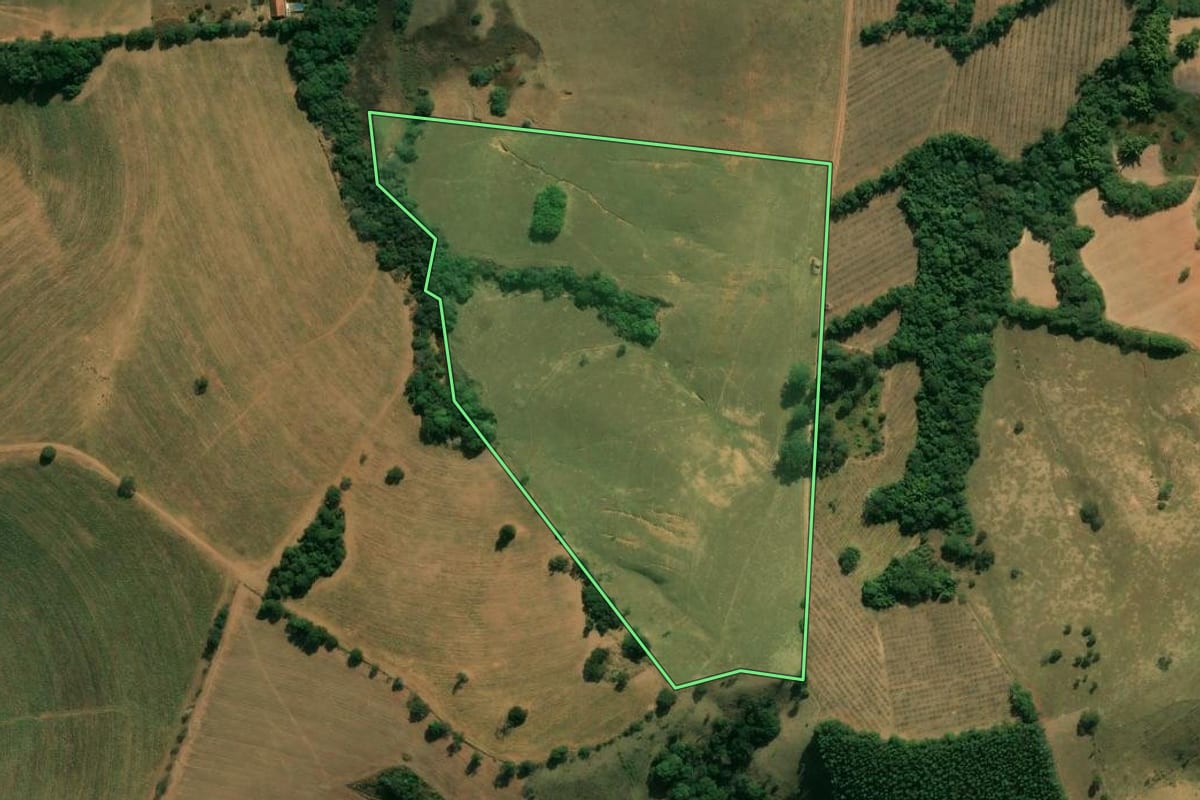 Imagem de satélite do imóvel rural em Tuiuti (SP), com o contorno declarado no CAR desenhado por cima.