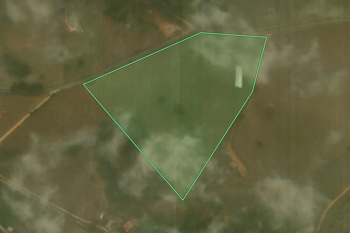Imagem de satélite do imóvel rural em Tuiuti (SP), com o contorno declarado no CAR desenhado por cima.