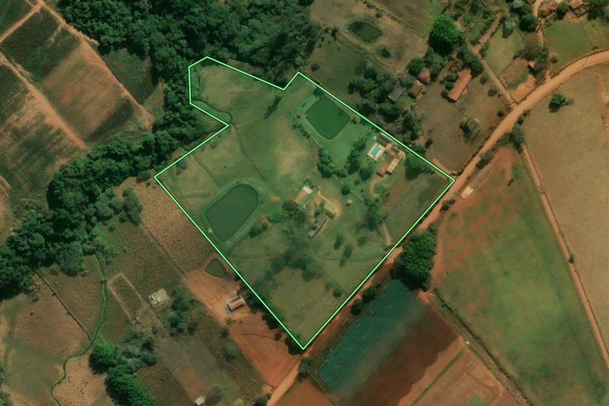 Imagem de satélite do imóvel rural em Tuiuti (SP), com o contorno declarado no CAR desenhado por cima.