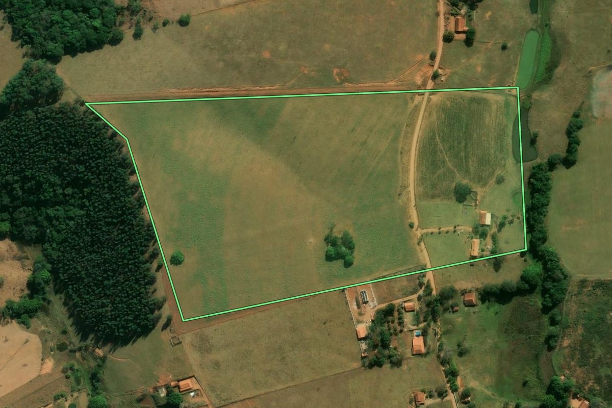 Imagem de satélite do imóvel rural em Tuiuti (SP), com o contorno declarado no CAR desenhado por cima.