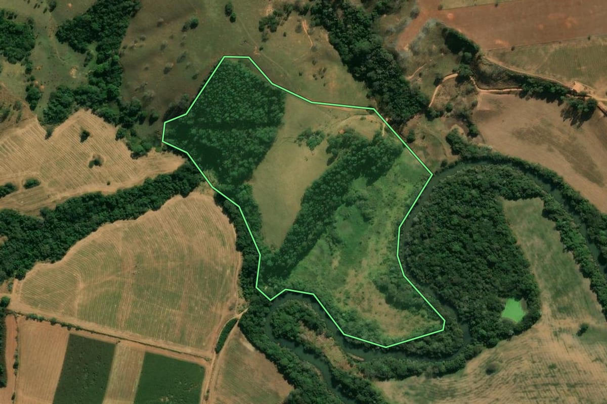 Imagem de satélite do imóvel rural em Tuiuti (SP), com o contorno declarado no CAR desenhado por cima.