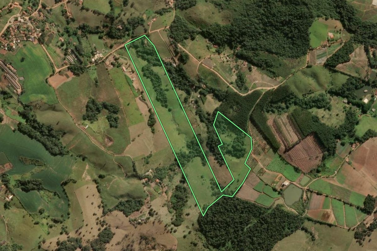 Imagem de satélite do imóvel rural em Tuiuti (SP), com o contorno declarado no CAR desenhado por cima.