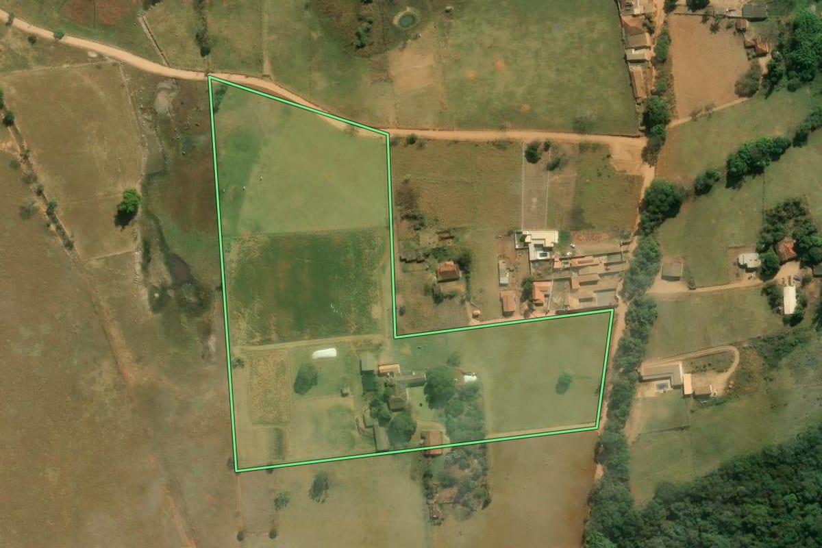 Imagem de satélite do imóvel rural em Tuiuti (SP), com o contorno declarado no CAR desenhado por cima.