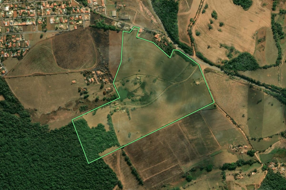 Imagem de satélite do imóvel rural em Tuiuti (SP), com o contorno declarado no CAR desenhado por cima.
