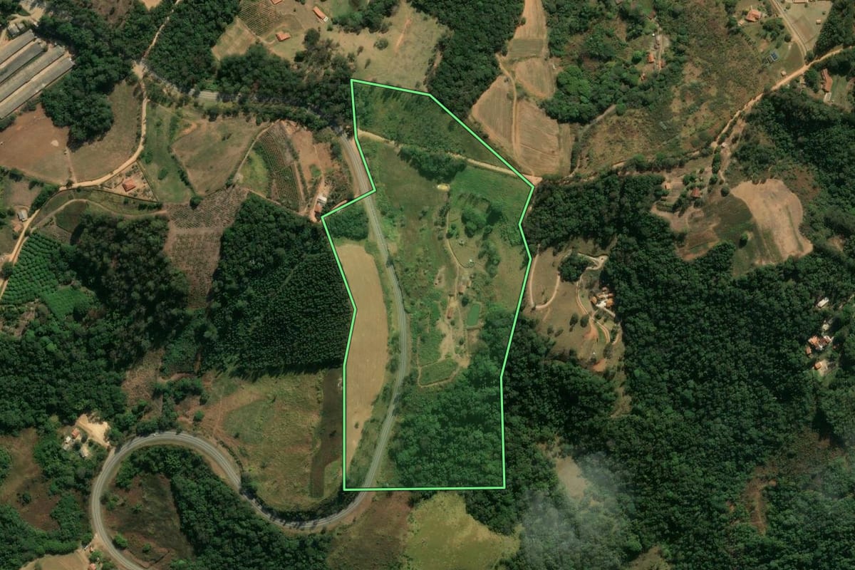 Imagem de satélite do imóvel rural em Tuiuti (SP), com o contorno declarado no CAR desenhado por cima.