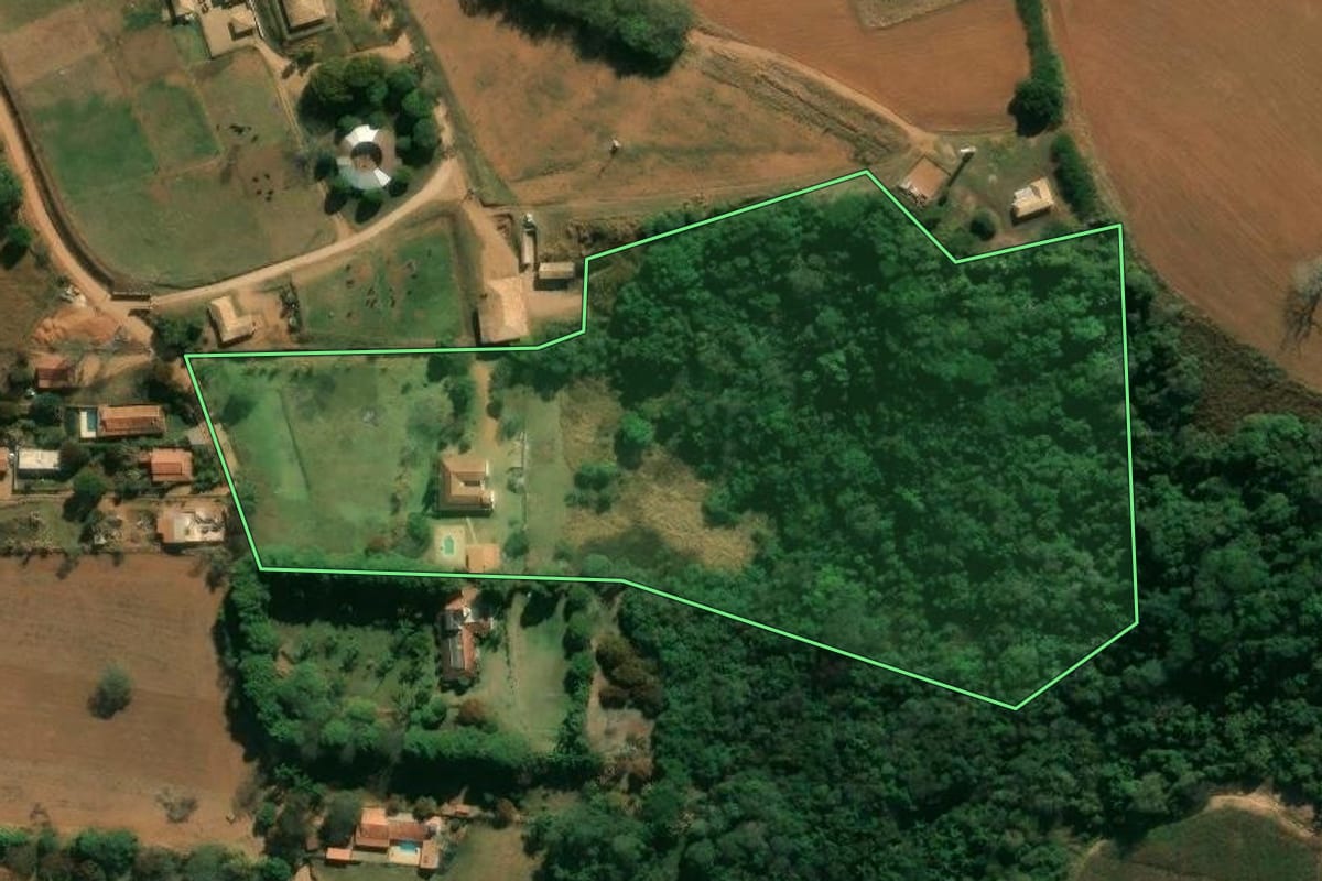 Imagem de satélite do imóvel rural em Tuiuti (SP), com o contorno declarado no CAR desenhado por cima.