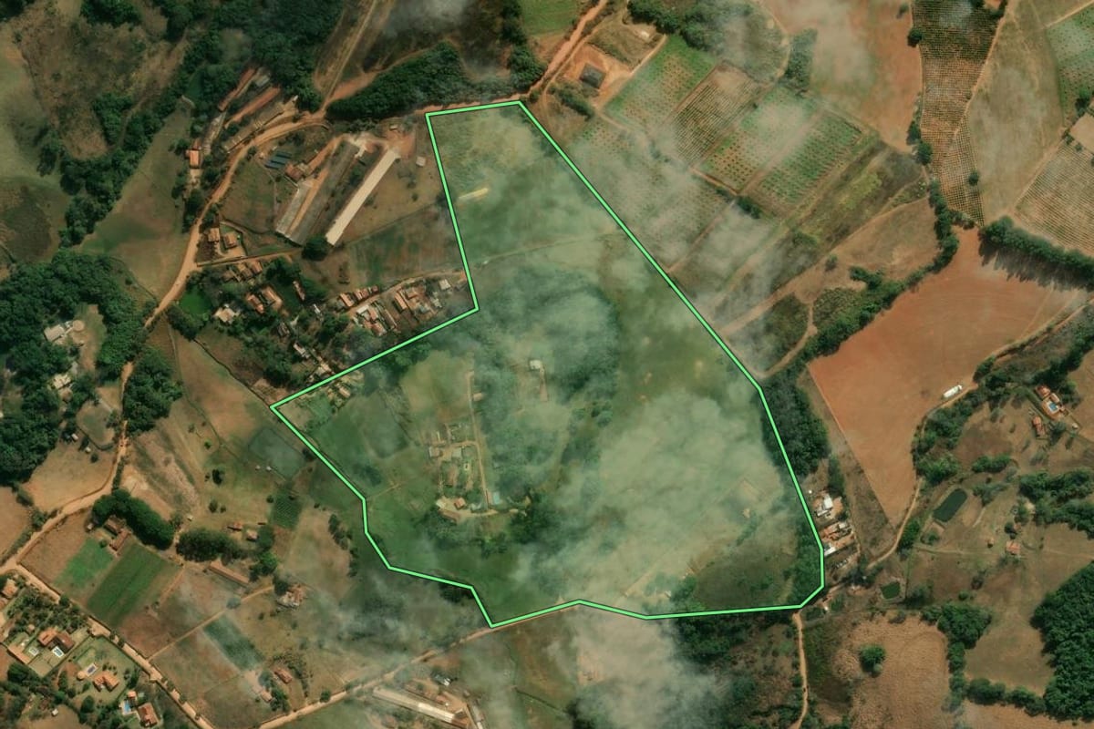 Imagem de satélite do imóvel rural em Tuiuti (SP), com o contorno declarado no CAR desenhado por cima.