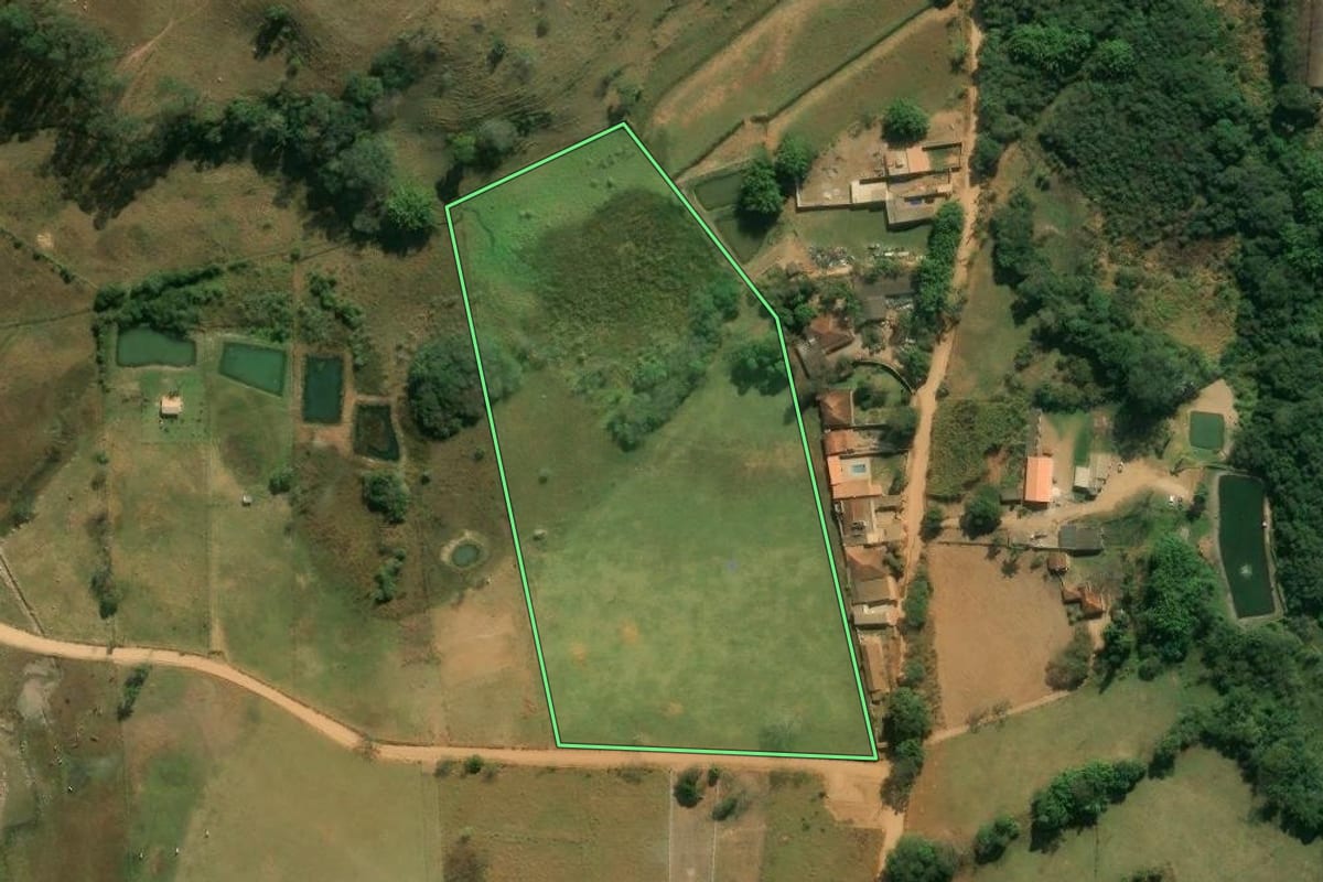 Imagem de satélite do imóvel rural em Tuiuti (SP), com o contorno declarado no CAR desenhado por cima.