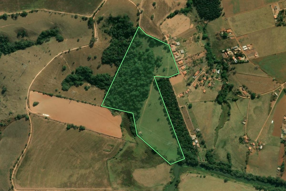 Imagem de satélite do imóvel rural em Tuiuti (SP), com o contorno declarado no CAR desenhado por cima.