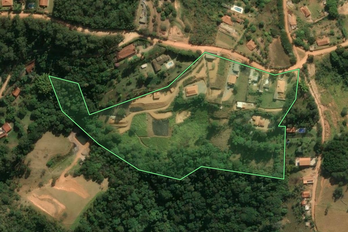 Imagem de satélite do imóvel rural em Tuiuti (SP), com o contorno declarado no CAR desenhado por cima.
