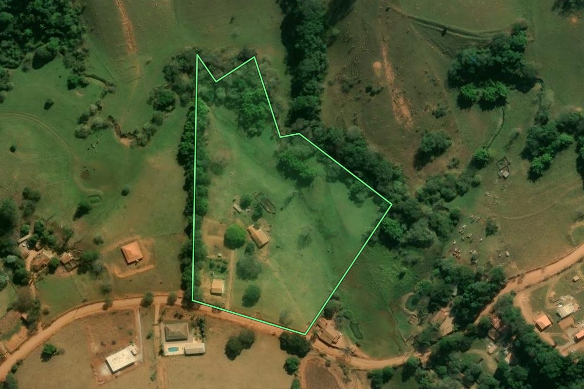Imagem de satélite do imóvel rural em Tuiuti (SP), com o contorno declarado no CAR desenhado por cima.