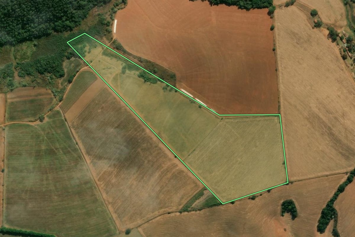 Imagem de satélite do imóvel rural em Tuiuti (SP), com o contorno declarado no CAR desenhado por cima.