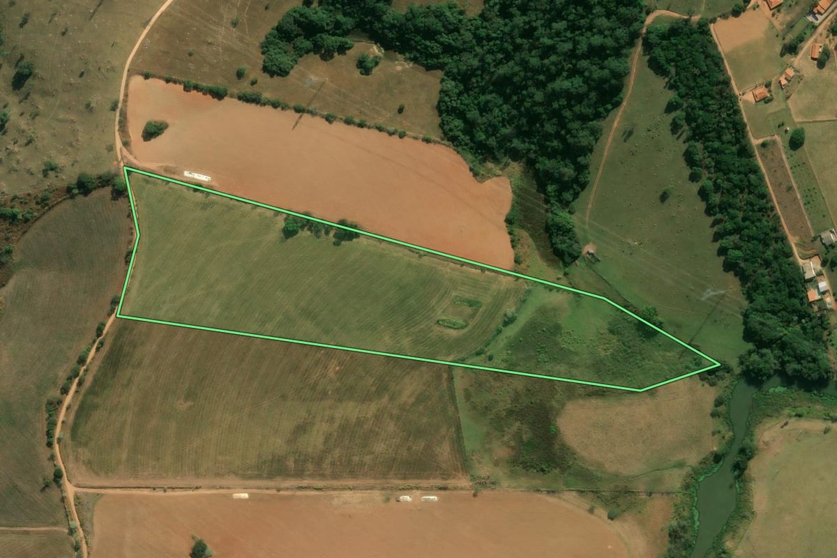 Imagem de satélite do imóvel rural em Tuiuti (SP), com o contorno declarado no CAR desenhado por cima.