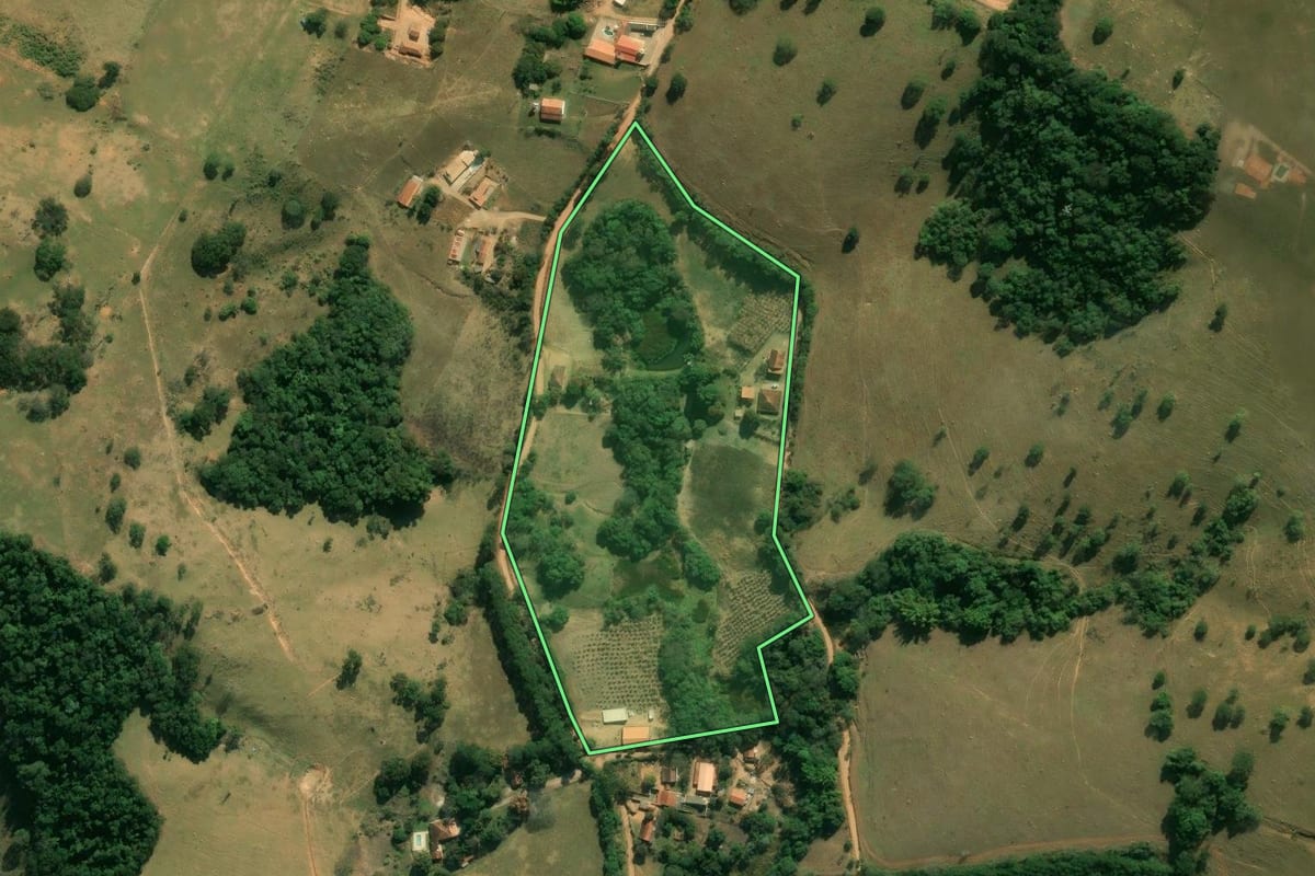 Imagem de satélite do imóvel rural em Tuiuti (SP), com o contorno declarado no CAR desenhado por cima.
