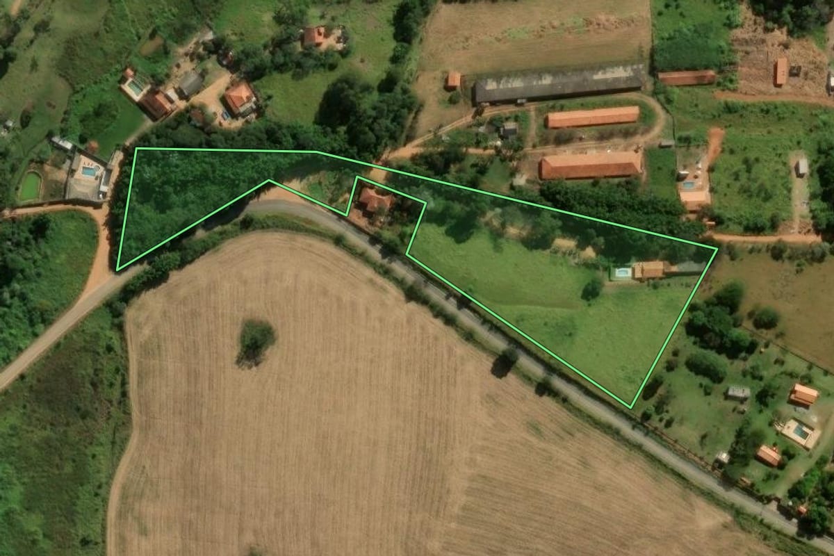 Imagem de satélite do imóvel rural em Tuiuti (SP), com o contorno declarado no CAR desenhado por cima.