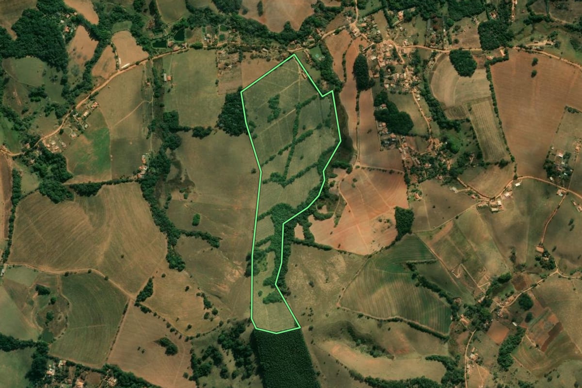 Imagem de satélite do imóvel rural em Tuiuti (SP), com o contorno declarado no CAR desenhado por cima.