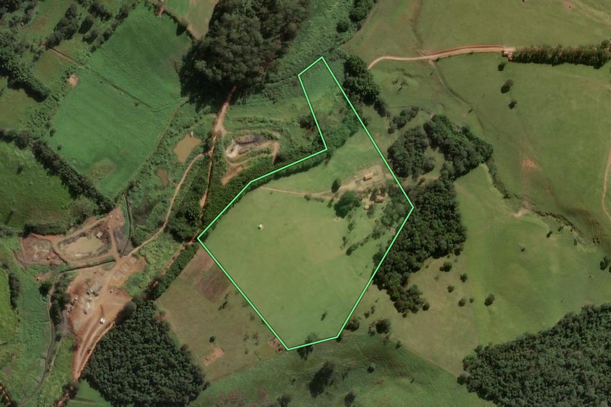 Imagem de satélite do imóvel rural em Tuiuti (SP), com o contorno declarado no CAR desenhado por cima.