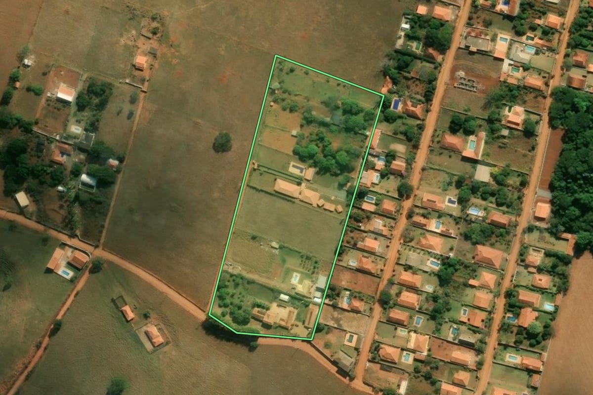 Imagem de satélite do imóvel rural em Tuiuti (SP), com o contorno declarado no CAR desenhado por cima.