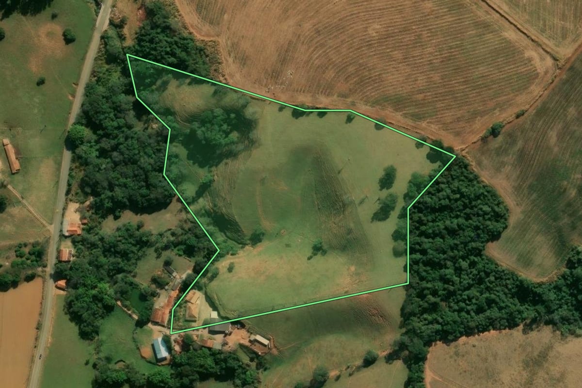 Imagem de satélite do imóvel rural em Tuiuti (SP), com o contorno declarado no CAR desenhado por cima.