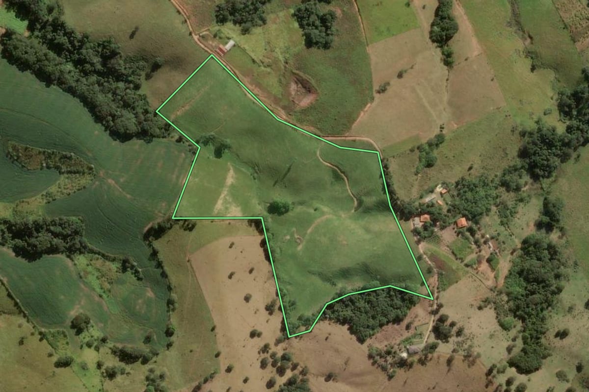 Imagem de satélite do imóvel rural em Tuiuti (SP), com o contorno declarado no CAR desenhado por cima.