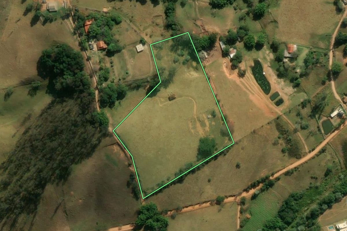 Imagem de satélite do imóvel rural em Tuiuti (SP), com o contorno declarado no CAR desenhado por cima.
