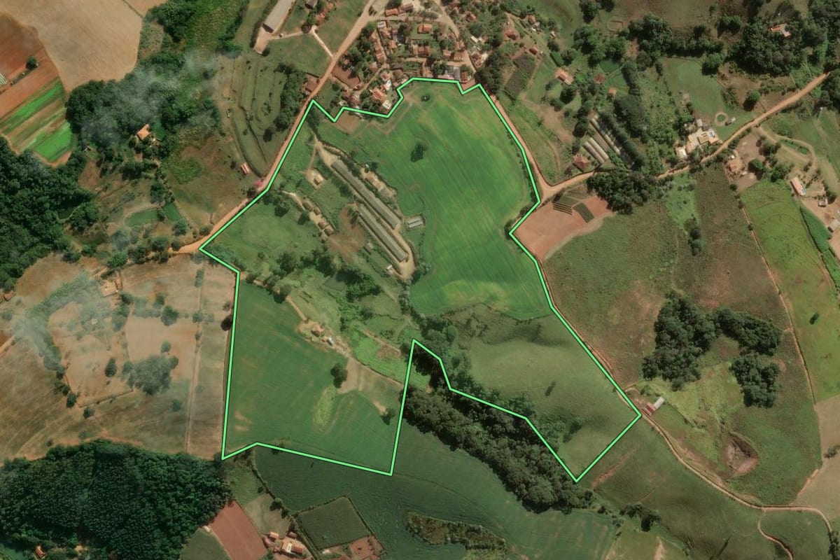 Imagem de satélite do imóvel rural em Tuiuti (SP), com o contorno declarado no CAR desenhado por cima.