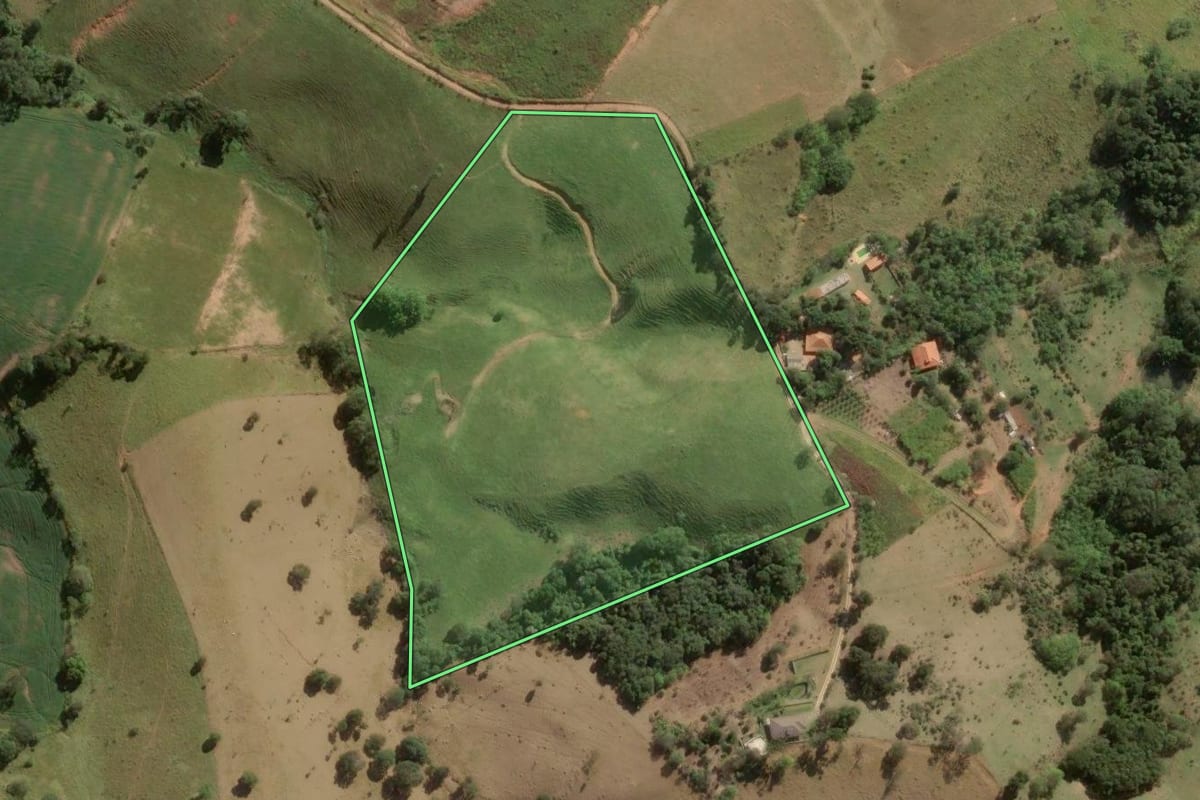 Imagem de satélite do imóvel rural em Tuiuti (SP), com o contorno declarado no CAR desenhado por cima.